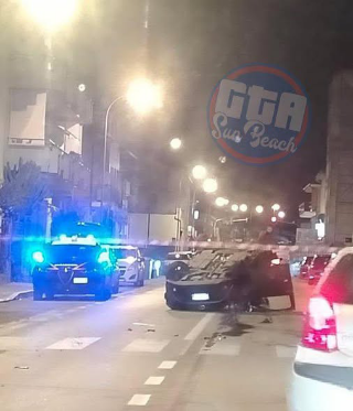 San Benedetto - Auto si ribalta sulla SS16, a bordo moglie e marito